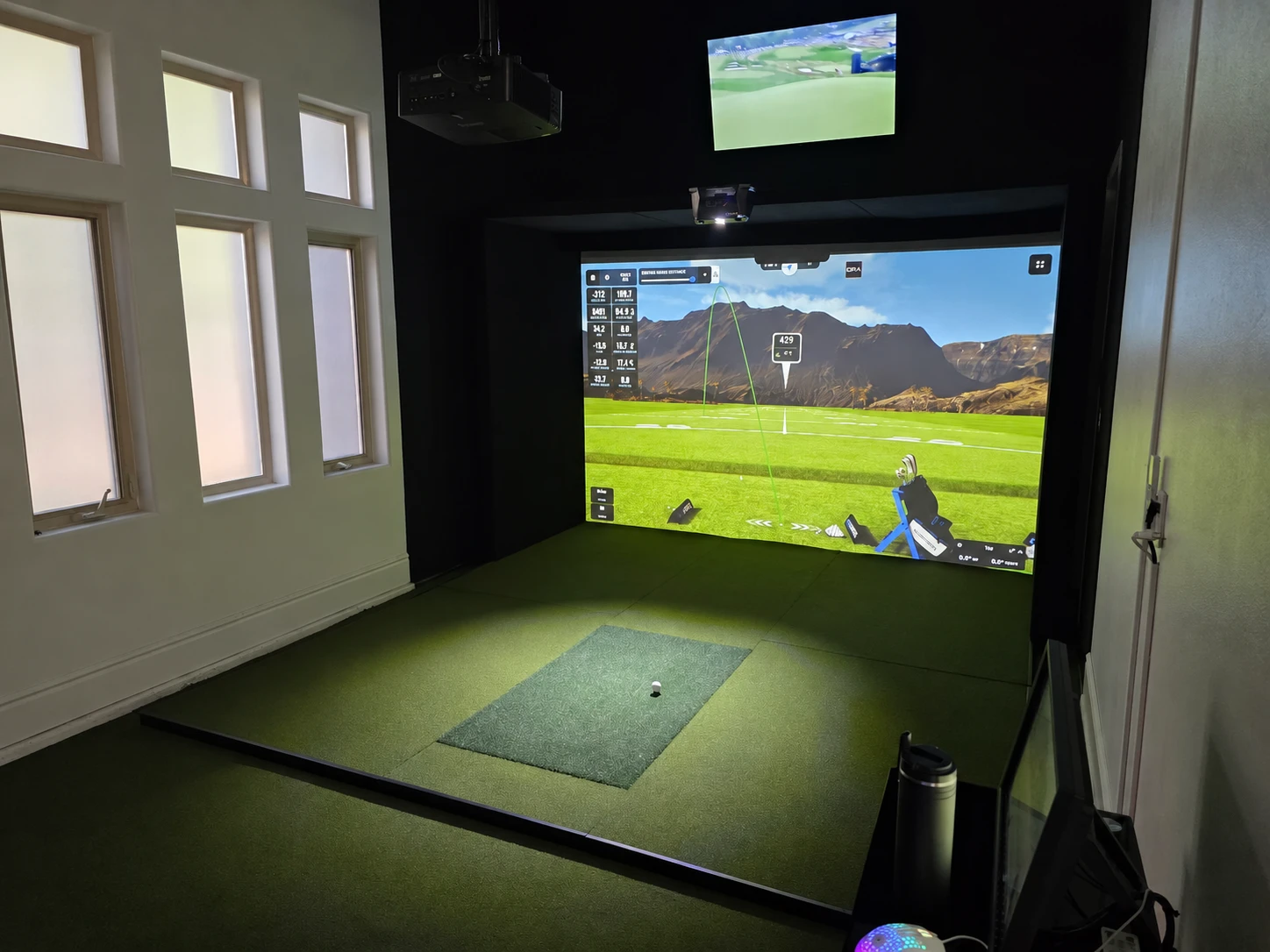 A compact home golf simulator
